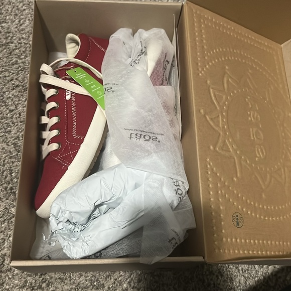 NWT Taos Star Burst in red/tan- size 7 - Picture 10 of 14